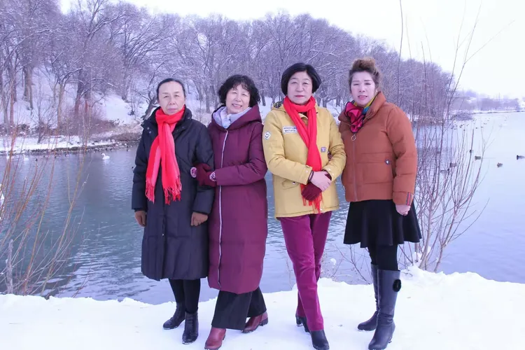 感动瞬间！场上场下团结合作精神可嘉的简单介绍